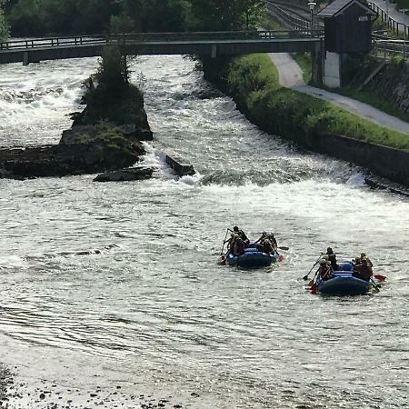 ホテル フリューシュトゥックペンシオン キルヒェンヴィルト バート・イシュル エクステリア 写真