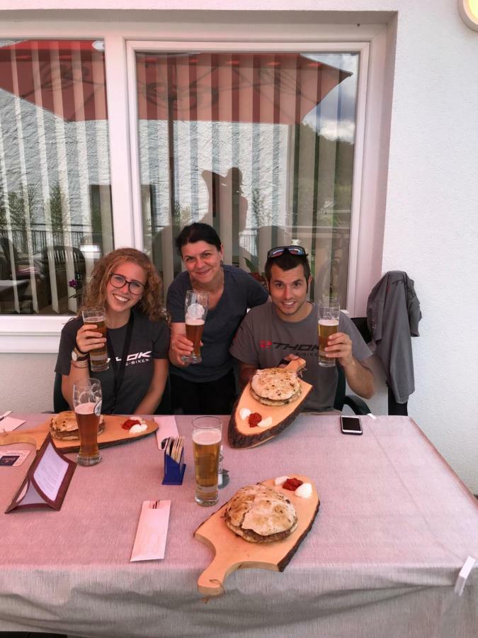 ホテル フリューシュトゥックペンシオン キルヒェンヴィルト バート・イシュル エクステリア 写真